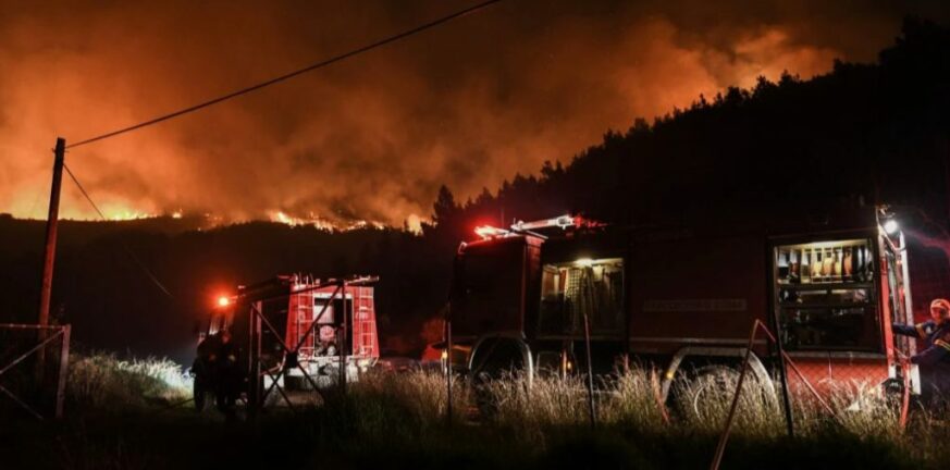 Μαίνεται η πυρκαγιά στο Δερβένι Κορινθίας, επιχειρούν δυο καναντέρ