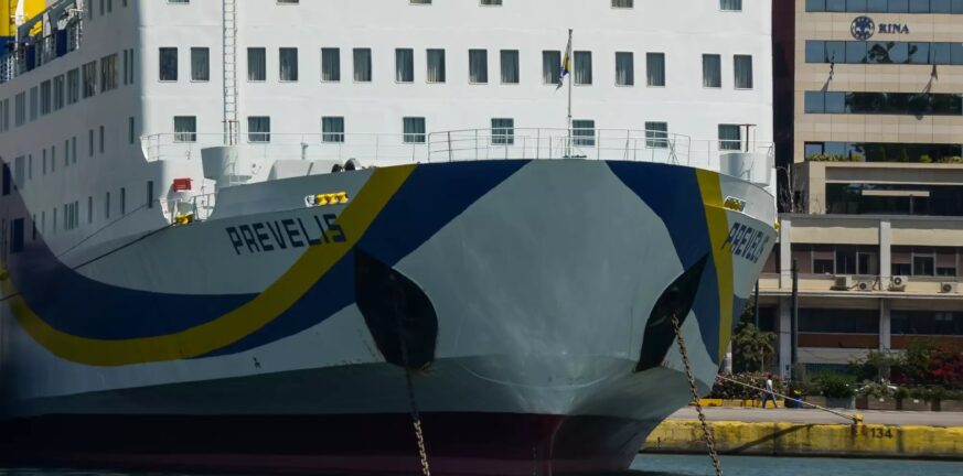 Κάρπαθος: Το πλοίο Πρέβελης προσέκρουσε στην προβλήτα του λιμανιού
