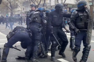 «Χάος» στη Γαλλία: Η στιγμή που αστυνομικός σωριάζεται στο δρόμο από χτύπημα στο κεφάλι – ΒΙΝΤΕΟ