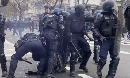 «Χάος» στη Γαλλία: Η στιγμή που αστυνομικός σωριάζεται στο δρόμο από χτύπημα στο κεφάλι - ΒΙΝΤΕΟ