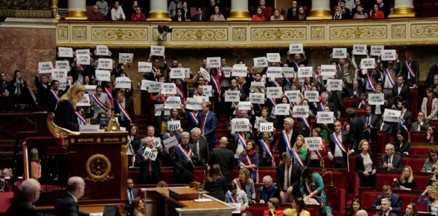 Γαλλία: Aπορρίφθηκαν και οι δύο προτάσεις μομφής κατά της κυβέρνησης Μακρόν