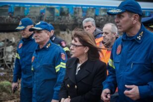 Σύγκρουση τρένων - Τέμπη: Στο σημείο της τραγωδίας η Κατερίνα Σακελλαροπούλου