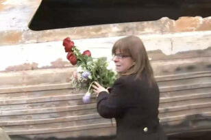 Σύγκρουση τρένων στα Τέμπη: Η Κατερίνα Σακελλαροπούλου στον τόπο του δυστυχήματος