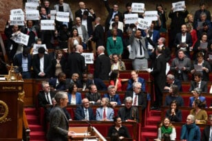Γαλλία: Δύο προτάσεις μομφής κατά του Μακρόν για τη σύνταξη στα 64