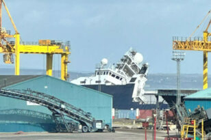 Σκωτία: Πλοίο έπεσε στο λιμάνι του Εδιμβούργου – Τουλάχιστον 25 οι τραυματίες