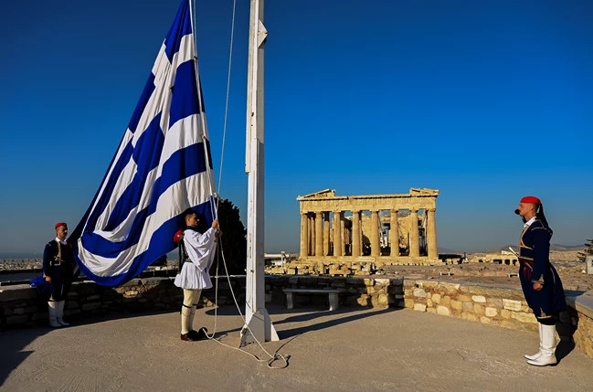 25η Μαρτίου: Η έπαρση της σημαίας στον Ιερό Βράχο της Ακρόπολης - ΒΙΝΤΕΟ