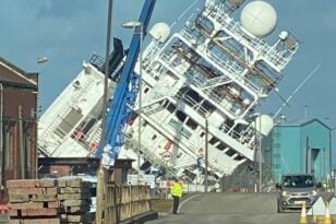 Σκωτία: Πλοίο έγειρε πάνω σε αποβάθρα – Τουλάχιστον 50 επιβαίνοντες, πολλοί οι τραυματίες ΒΙΝΤΕΟ