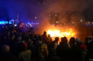 Γαλλία: Το Παρίσι σε κατάσταση χάους - «Μακρόν θα νικήσουμε και θα σε ρίξουμε» φώναζαν οι διαδηλωτές ΒΙΝΤΕΟ