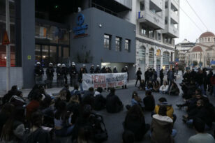 Τραγωδία στα Τέμπη: Συγκέντρωση διαμαρτυρίας έξω από τα γραφεία της Hellenic Train