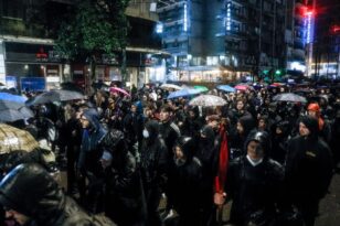 Τραγωδία στα Τέμπη: Βγήκαν στους δρόμους της Αθήνας οι πολίτες - «Οι ζωές μας μετράνε» 