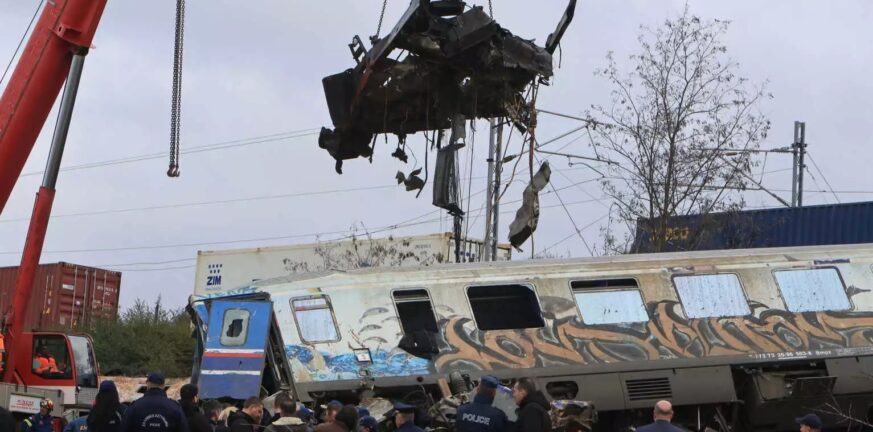 Σύγκρουση τρένων στα Τέμπη: Κυβερνητικό «φρένο» στα εκλογικά σενάρια – «Καμιά συζήτηση πέραν της τραγωδίας»