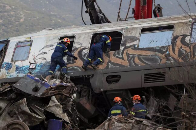 Σύγκρουση τρένων στα Τέμπη: Τα κρίσιμα ερωτήματα για τις βάρδιες στο σταθμαρχείο Λάρισας