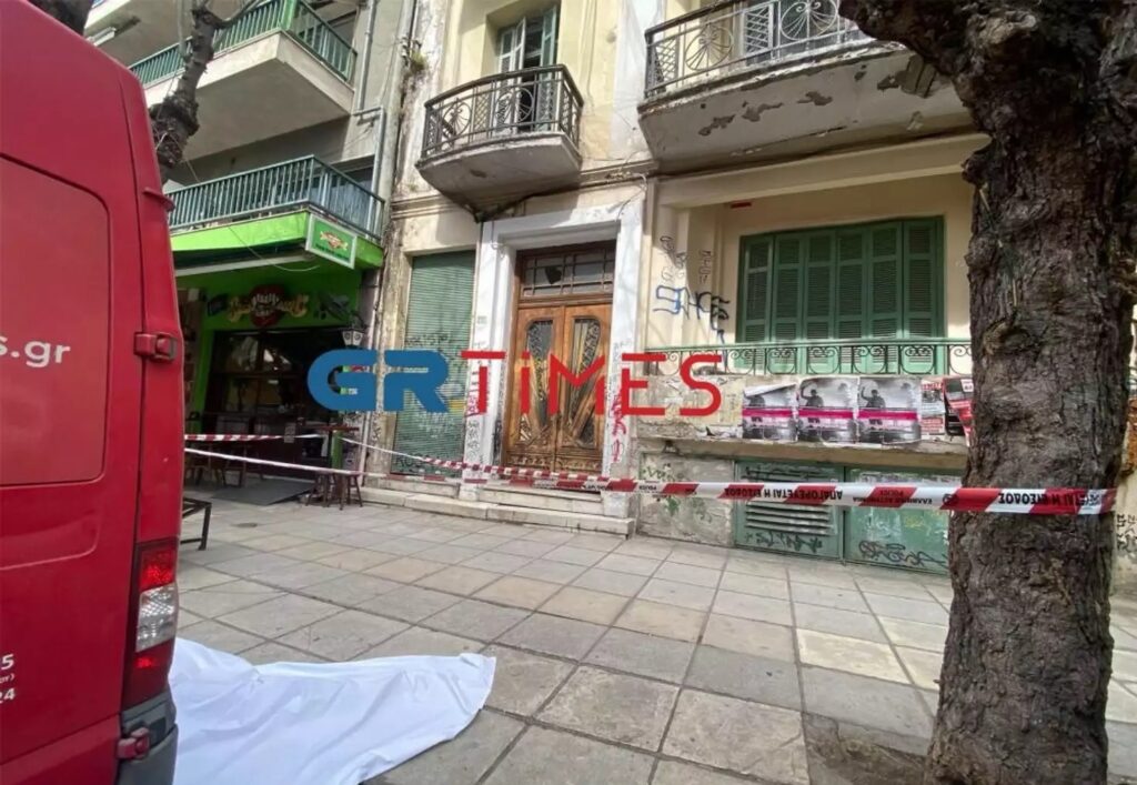 Τραγωδία στη Θεσσαλονίκη: Γυναίκα έπεσε από ταράτσα και σκοτώθηκε - ΦΩΤΟ ΒΙΝΤΕΟ