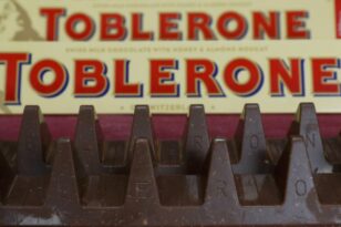 Toblerone: Σβήνει από τη συσκευασία της το ελβετικό βουνό
