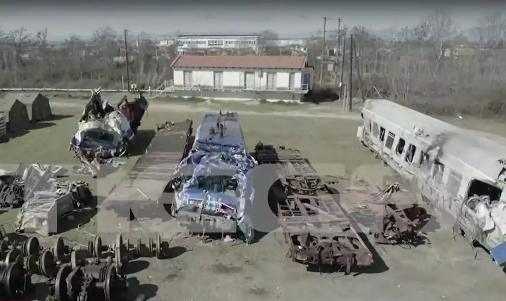 Τέμπη: Εικόνες από drone στο σημείο που μεταφέρθηκε το μοιραίο τρένο