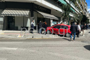 Πάτρα: Τροχαίο στο κέντρο της πόλης – Παραλίγο να μπει μέσα σε κατάστημα το ένα αυτοκίνητο! ΦΩΤΟ