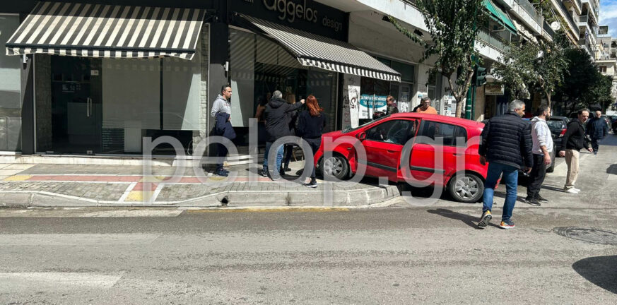 Πάτρα: Τροχαίο στο κέντρο της πόλης - Παραλίγο να μπει μέσα σε κατάστημα το ένα αυτοκίνητο! ΦΩΤΟ