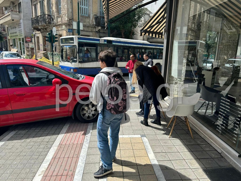Πάτρα: Τροχαίο στο κέντρο της πόλης - Παραλίγο να μπει μέσα σε κατάστημα το ένα αυτοκίνητο! ΦΩΤΟ