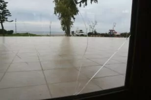 Πάτρα: Σοβαρές ζημιές σε κατάστημα από τους ισχυρούς ανέμους στην οδό Κανελλοπούλου