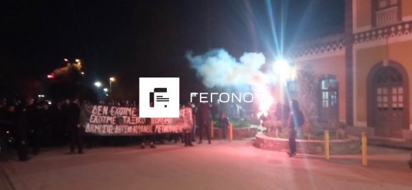 Bόλος: Επεισόδια με πέτρες και καπνογόνα στην πορεία για τα Τέμπη