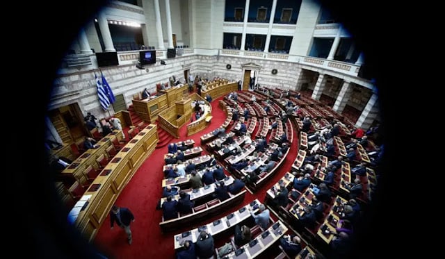 Βουλή: Οι τοποθετήσεις στην Επιτροπή Θεσμών και Διαφάνειας για την τραγωδία στα Τέμπη