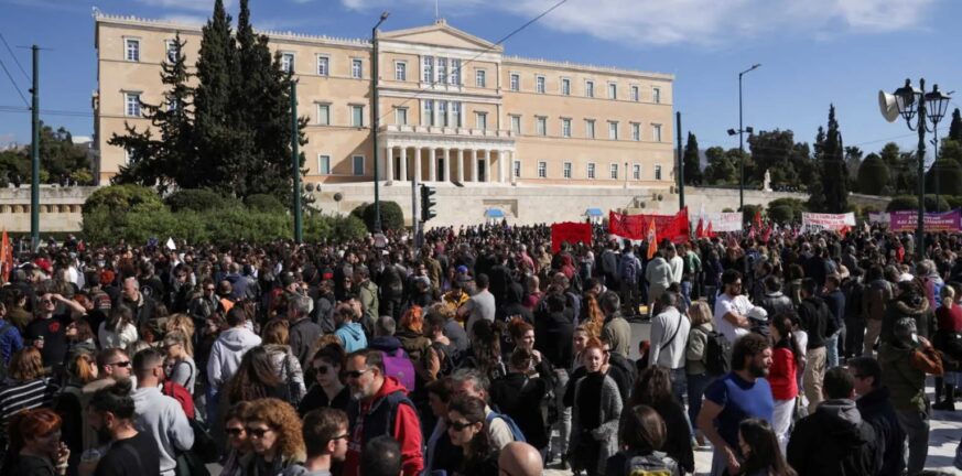 Απεργία για Τέμπη: Πάνω από 50.000 στο κέντρο της Αθήνας – «Εκδίκηση θα πάρουμε για εσένα μικρέ»