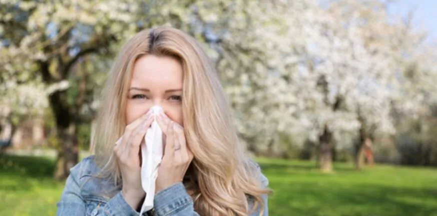 Άνοιξη και αλλεργίες: 5 εύκολα tips για να πεις αντίο στη γύρη και τη σκόνη