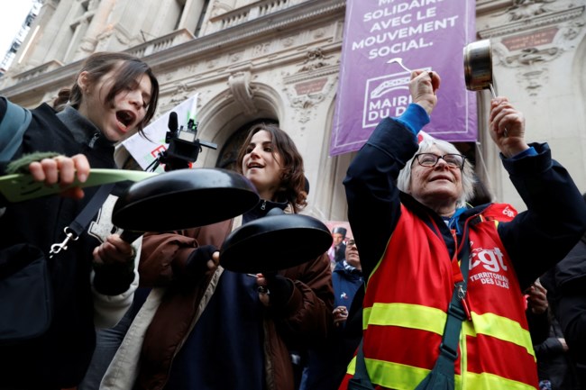 Γαλλία: Κατασχέθηκαν… οι κατσαρόλες και τα τηγάνια στη διαδήλωση εναντίον του Μακρόν στην επαρχία