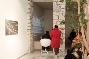 Πάτρα: Συνεχίζεται η έκθεση της Δανάης Στράτου «Νήματα Μνήμης – Revisited» στον χώρο «Tatiana Dimou | Artists»