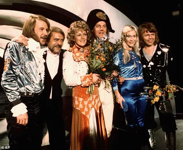 49 χρόνια πριν, οι ABBA εμφανίστηκαν στην Eurovision - Στην «Π» ο Άκης Δείξιμος για το θρυλικό ποπ συγκρότημα