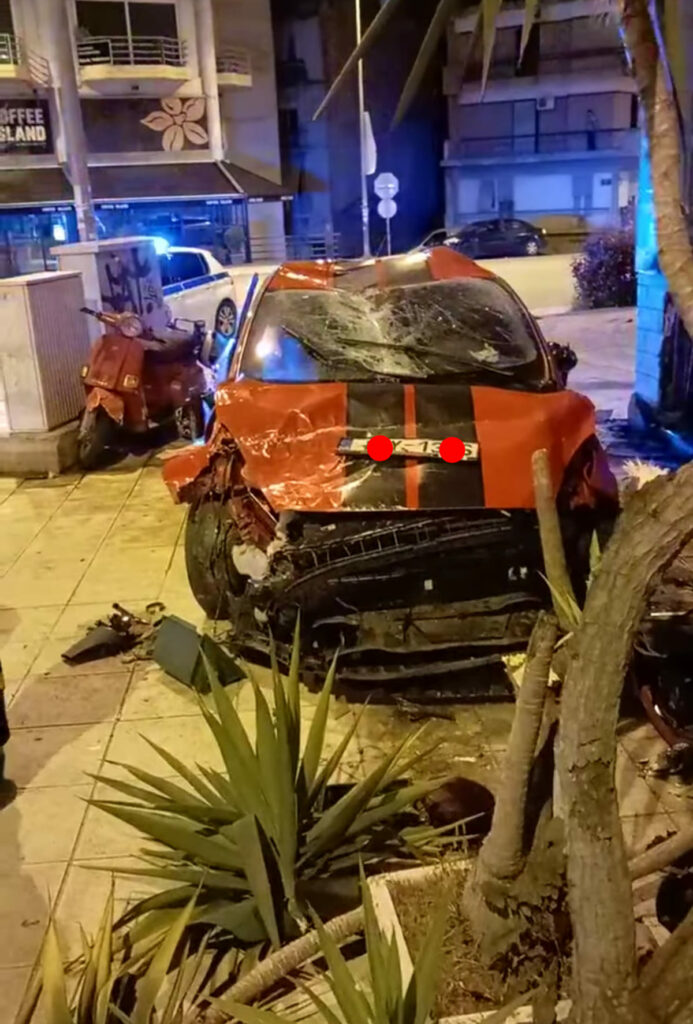 Σοβαρό τροχαίο στην Πάτρα - Αυτοκίνητο κατέληξε σε κατάστημα - Τρεις τραυματίες ΦΩΤΟ