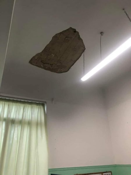 Βόλος: Έφυγε τμήμα οροφής σε αίθουσα Δημοτικού Σχολείου! - ΦΩΤΟ
