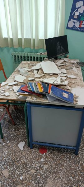 Βόλος: Έφυγε τμήμα οροφής σε αίθουσα Δημοτικού Σχολείου! - ΦΩΤΟ