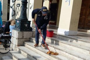 Πάτρα: Πρώην αντιδήμαρχος της πόλης σφουγγαρίζει τα σκαλοπάτια στο θέατρο Απόλλων ΦΩΤΟ