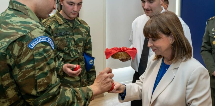 Κατερίνα Σακελλαροπούλου: Η επίσκεψη της στην Προεδρική Φρουρά και οι ευχές για το Πάσχα με τους Εύζωνες - ΦΩΤΟ