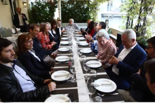 Αλέξης Τσίπρας: «Τραπέζι» με τους υποψήφιους του ψηφοδελτίου Επικρατείας - ΦΩΤΟ
