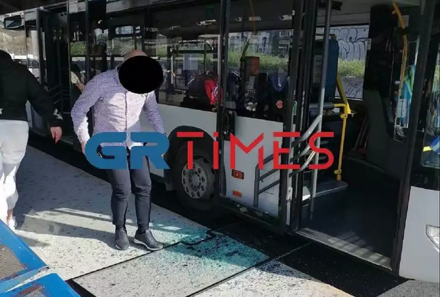 Θεσσαλονίκη: Αποκολλήθηκε τζάμι πόρτας λεωφορείου και... έπεσε πάνω σε κοπέλα! - ΦΩΤΟ