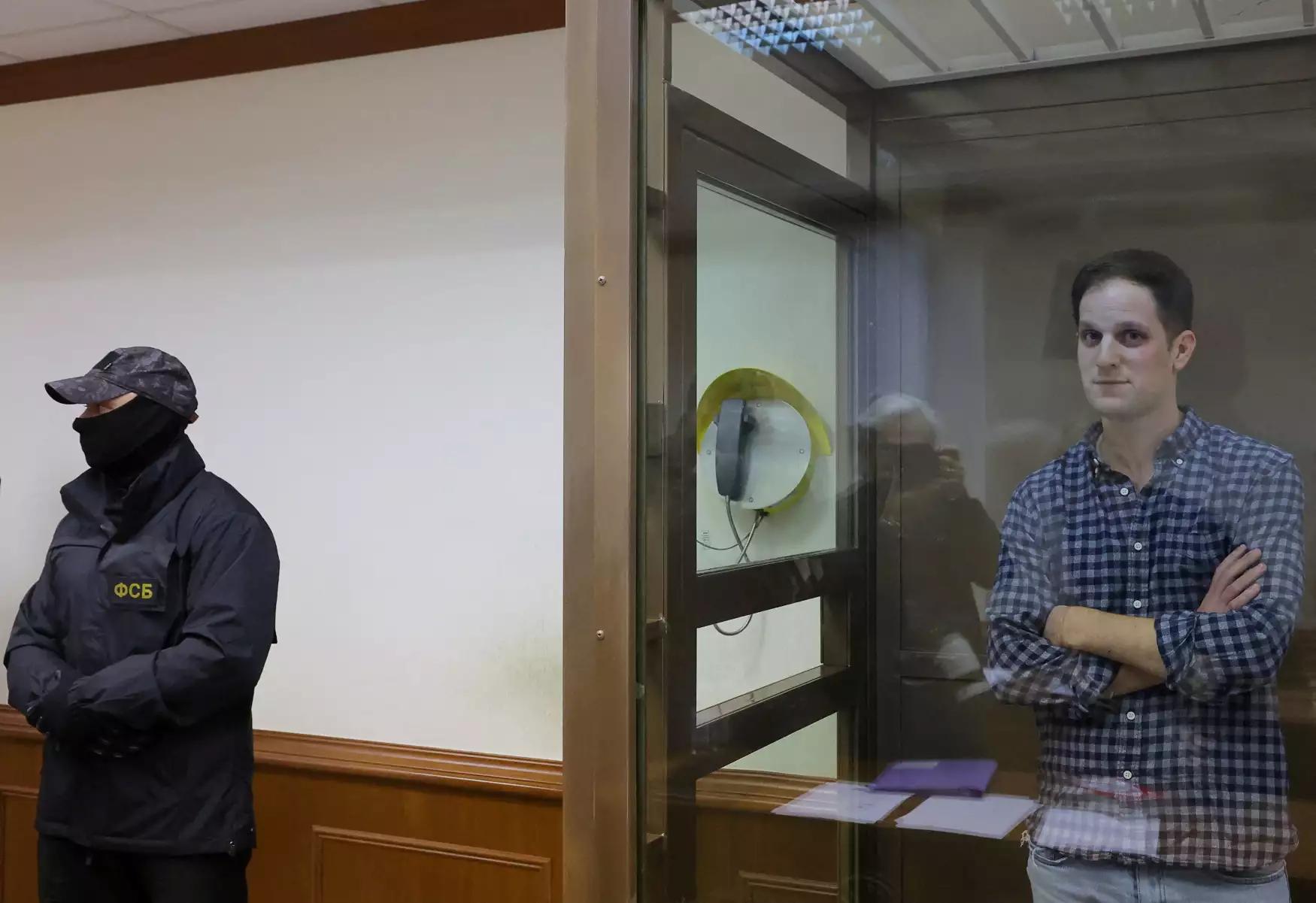 Έβαν Γκέρσκοβιτς - Ρωσία: Μέσα σε γυάλινο κλουβί ο κρατούμενος Αμερικανός δημοσιογράφος 