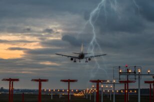 Κακοκαιρία Ιλίνα: «Δυσκολεύουν» τις πτήσεις των αεροσκαφών οι ισχυροί άνεμοι