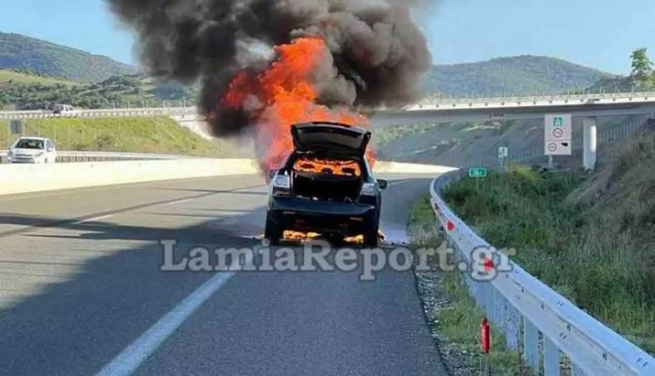 Φωτιά σε αυτοκίνητο με τρεις δημάρχους της Φθιώτιδας - ΦΩΤΟ