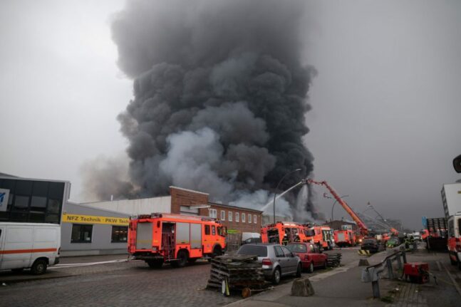 Αμβούργο: «Ακραίος κίνδυνος» από χημικά μετά από φωτιά σε αποθήκες 