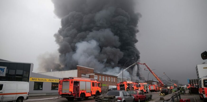 Αμβούργο: «Ακραίος κίνδυνος» από χημικά μετά από φωτιά σε αποθήκες 
