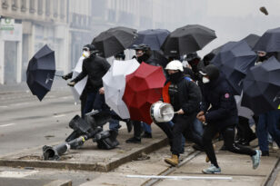 Γαλλία: Μαίνεται το «κλίμα πολέμου» στο Παρίσι με 400.000 άνθρωποι να διαδηλώνουν στους δρόμους για το συνταξιοδοτικό 