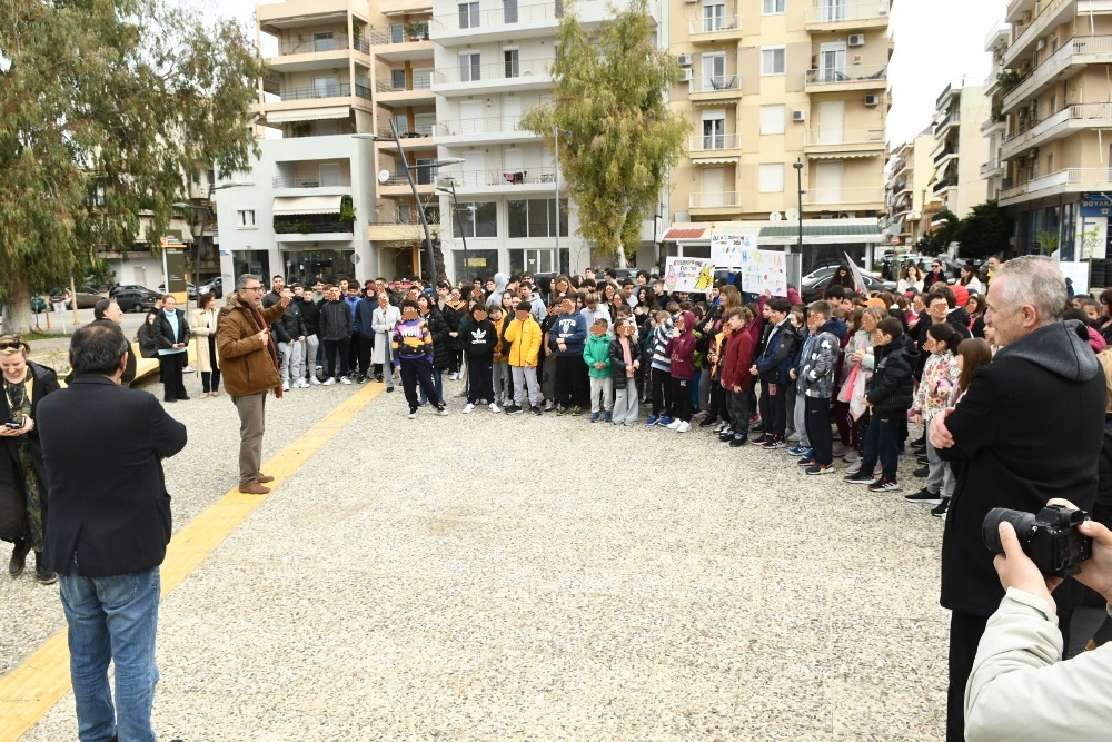Πάτρα: Ο Κώστας Πελετίδης με μαθητές στη νέα πλατεία στην περιοχή Αγίου Αλεξίου
