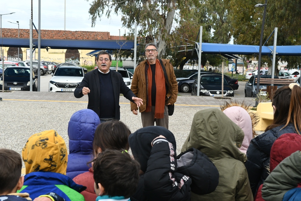 Πάτρα: Ο Κώστας Πελετίδης με μαθητές στη νέα πλατεία στην περιοχή Αγίου Αλεξίου