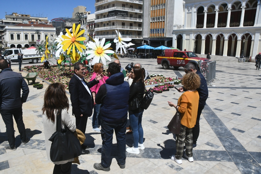 Πάτρα: Ο Κώστας Πελετίδης στη στολισμένη για την Πρωτομαγιά πλατεία Γεωργίου