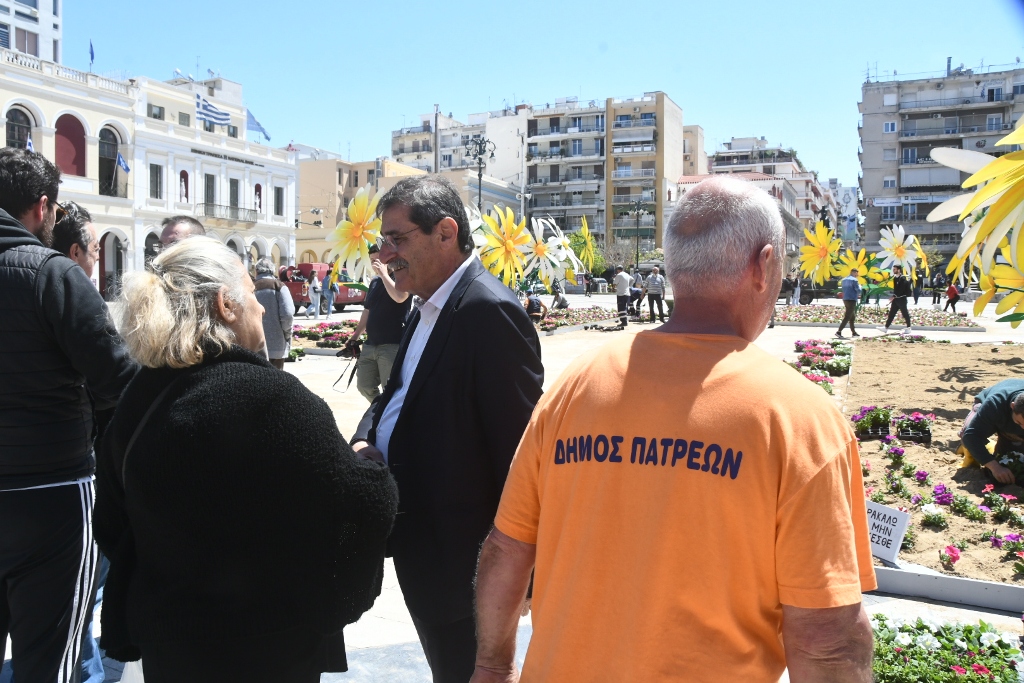 Πάτρα: Ο Κώστας Πελετίδης στη στολισμένη για την Πρωτομαγιά πλατεία Γεωργίου