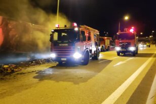 Λαμία: Τυλίχθηκε στις φλόγες νταλίκα στην εθνική οδό ΦΩΤΟ - ΒΙΝΤΕΟ