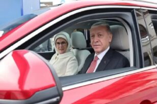 Ερντογάν: Στο τιμόνι του πρώτου νέου ηλεκτρικού αυτοκινήτου SUV στην Τουρκία μαζί με την σύζυγο του