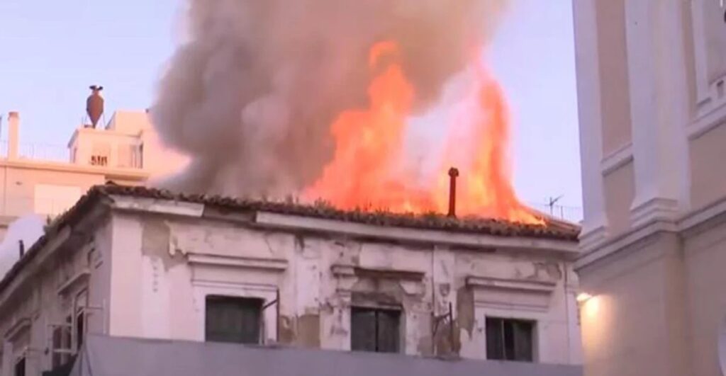 Φωτιά σε κτίριο στην Αιόλου: Κίνδυνος για κατάρρευση - Κλειστή η Καραγεώργη Σερβίας ΝΕΟΤΕΡΑ ΦΩΤΟ - ΒΙΝΤΕΟ
